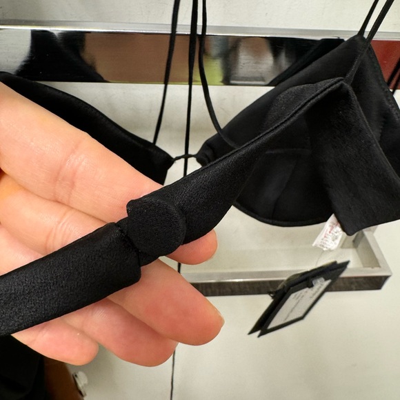 ALEX PERRY
Wrapped Satin Crepe Keyhole Bralette - Picture 4 of 7